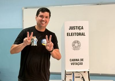 
Candidato a deputado estadual votou na manh&atilde; deste domingo (4), no bairro Nova Liberdade