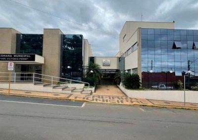 Projeto aprovado em sess&atilde;o extraordin&aacute;ria garante revis&atilde;o de 7,5% nos sal&aacute;rios e eleva vale para R$ 1.550; pagamento de dezembro ser&aacute; em dobro