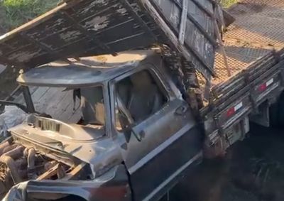 V&iacute;tima ficou presa no caminh&atilde;o ap&oacute;s capotamento na SP-127; motorista foi socorrido com ferimentos moderados.