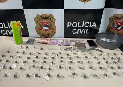 Opera&ccedil;&atilde;o em resid&ecirc;ncia no bairro Vit&oacute;rio Cezarino apreendeu por&ccedil;&otilde;es de maconha, droga conhecida como &ldquo;ICE&rdquo;, dinheiro e materiais utilizados no tr&aacute;fico