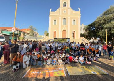 Mobiliza&ccedil;&atilde;o promovida pelo CRAS, Prefeitura e Secretaria de Governo reuniu a popula&ccedil;&atilde;o para refor&ccedil;ar a conscientiza&ccedil;&atilde;o sobre o combate ao abuso infantil.