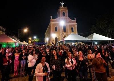 Programa&ccedil;&atilde;o re&uacute;ne novenas, celebra&ccedil;&otilde;es religiosas, atra&ccedil;&otilde;es musicais gratuitas e barracas beneficentes.