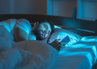 Criar uma rotina de descanso, evitar telas antes de dormir e manter hor&aacute;rios regulares est&atilde;o entre os h&aacute;bitos que ajudam o corpo a funcionar melhor