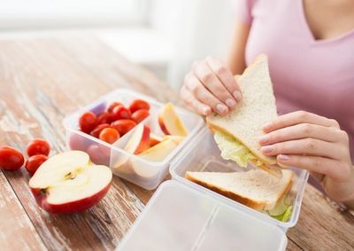 Especialistas alertam que manter uma alimenta&ccedil;&atilde;o regular ajuda a fornecer energia ao organismo e contribui para o bom funcionamento do corpo.