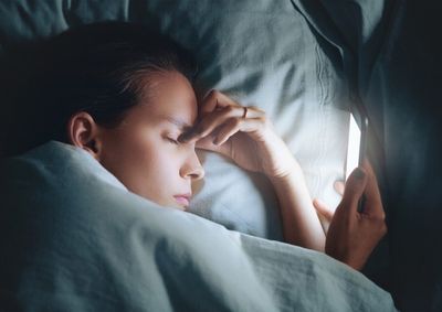 Especialistas explicam que diminuir o uso do celular e de outros dispositivos eletr&ocirc;nicos &agrave; noite ajuda o organismo a relaxar e favorece um descanso.