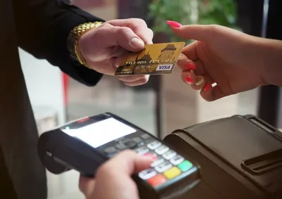 Delivery, compras por impulso e pequenos gastos fora de casa costumam aumentar aos s&aacute;bados e domingos.