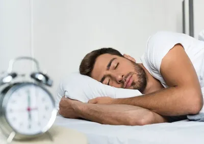 Separar a roupa, conferir os compromissos e deixar itens essenciais prontos na noite anterior pode reduzir a correria e tornar a manh&atilde; mais tranquila.