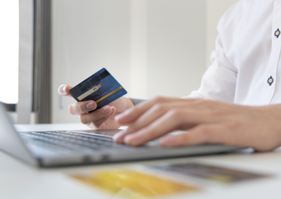Reservar alguns minutos para revisar os gastos do cart&atilde;o de cr&eacute;dito ajuda a identificar cobran&ccedil;as inesperadas, organizar as finan&ccedil;as e se planejar melhor