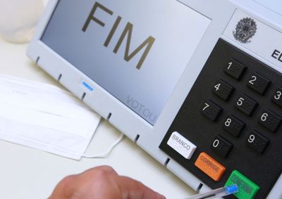 Uso de celular na cabine continua proibido, manifesta&ccedil;&atilde;o individual &eacute; permitida e eleitores t&ecirc;m prazos espec&iacute;ficos para justificar aus&ecirc;ncia nas urnas