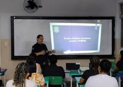 A&ccedil;&atilde;o reuniu 60 pessoas na Escola Waldomiro Domingos Justolim com orienta&ccedil;&atilde;o sobre preven&ccedil;&atilde;o e rede de prote&ccedil;&atilde;o &agrave; mulher