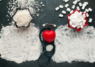 Al&eacute;m dos doces, o a&ccedil;&uacute;car tamb&eacute;m pode aparecer em bebidas e alimentos industrializados; identificar essas fontes &eacute; o primeiro passo para reduzir o consumo.