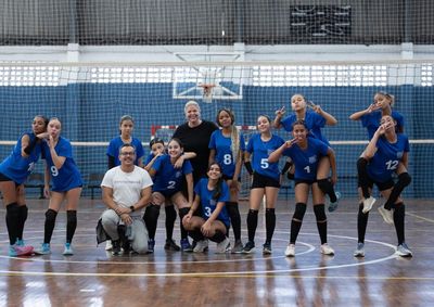 Equipe embarcou para Praia Grande neste domingo ap&oacute;s campanha de destaque nas fases regionais e representa a cidade na decis&atilde;o estadual