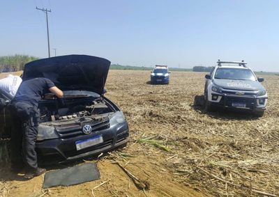 Golf foi localizado sem rodas, estepe, bateria e aparelho de som, poucos metros de onde outro carro havia sido encontrado.