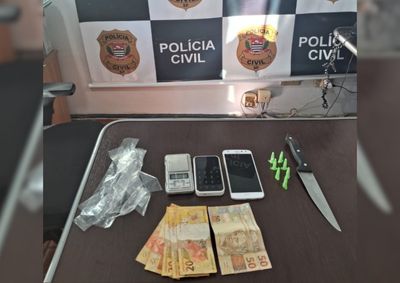 Suspeito teria tentado descartar por&ccedil;&otilde;es de coca&iacute;na no vaso sanit&aacute;rio durante a&ccedil;&atilde;o da Pol&iacute;cia Civil no bairro Luiz Massud Coury