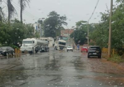 Solo cedeu na Avenida Cristina Taranto Paris, no bairro Bela Vista, em ponto que recentemente recebeu obras para instala&ccedil;&atilde;o de tubula&ccedil;&atilde;o da rede de esgoto