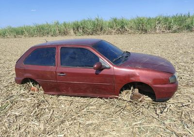 VW Gol estava sem as quatro rodas, bateria e aparelho de som; ve&iacute;culo havia sido furtado em Piracicaba