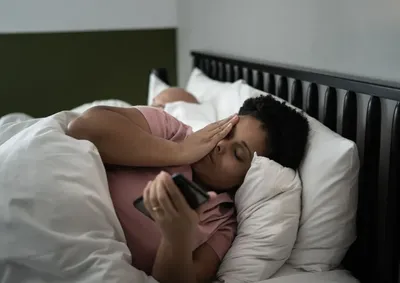 Dormir muitas horas nem sempre significa acordar descansado. H&aacute;bitos simples da rotina podem interferir na qualidade do sono e na sensa&ccedil;&atilde;o de disposi&ccedil;&atilde;o.
