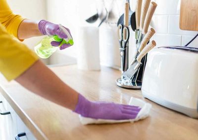 Seguir uma sequ&ecirc;ncia simples pode evitar que a sujeira de um c&ocirc;modo ou superf&iacute;cie atrapalhe o que voc&ecirc; acabou de limpar.