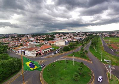 Reparti&ccedil;&otilde;es p&uacute;blicas, escolas municipais e unidades de sa&uacute;de n&atilde;o ter&atilde;o atendimento regular na sexta-feira (30); funcionamento do com&eacute;rcio na segunda-feira