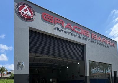 Academia oferece aulas de jiu-jitsu para crian&ccedil;as e adultos, com foco em disciplina, respeito, sa&uacute;de e desenvolvimento pessoal.