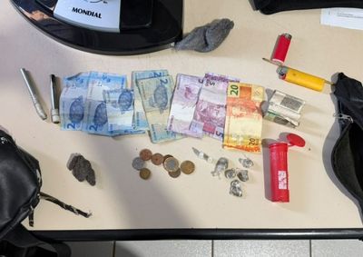 Investiga&ccedil;&atilde;o come&ccedil;ou ap&oacute;s den&uacute;ncia ao Disque-Den&uacute;ncia 181; por&ccedil;&otilde;es de maconha e coca&iacute;na e dinheiro em esp&eacute;cie foram apreendidos