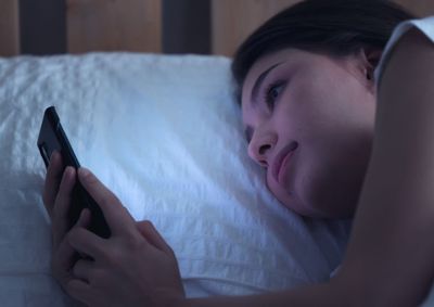 Deixar o aparelho por perto pode facilitar o uso durante a noite e contribuir para uma rotina de sono menos tranquila