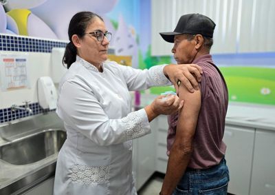 &Eacute; importante que a popula&ccedil;&atilde;o busque a imuniza&ccedil;&atilde;o antes da queda nas temperaturas, pois o corpo demora de 2 a 3 semanas para estar com a rea&ccedil;&atilde;o de imunidade