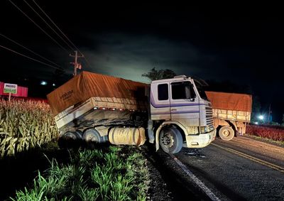 Sinistro ocorreu por volta das 18h40 e envolveu um conjunto de ve&iacute;culos de carga e dois autom&oacute;veis