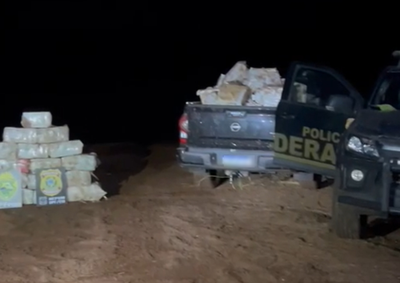 Foram apreendidos 1.271,99 quilos de maconha, al&eacute;m de uma caminhonete Nissan Frontier preta e uma embarca&ccedil;&atilde;o equipada com motor de 200 HP