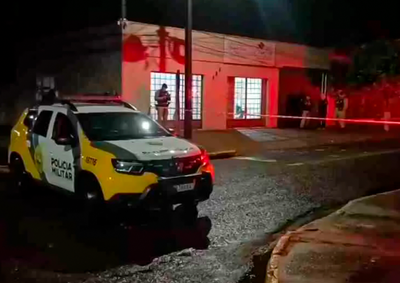 Testemunhas relataram que o autor chegou em uma motocicleta, parou em frente ao estabelecimento e efetuou v&aacute;rios tiros em dire&ccedil;&atilde;o ao interior do local