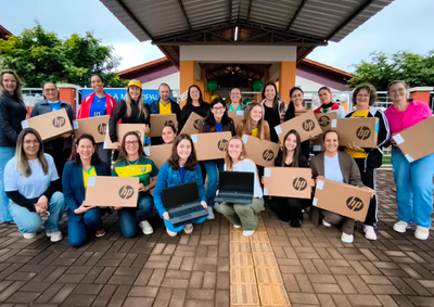 Ao todo, 310 notebooks foram contratados por meio de loca&ccedil;&atilde;o para o uso dos professores, al&eacute;m de 13 telas interativas de &uacute;ltima gera&ccedil;&atilde;o para as escolas