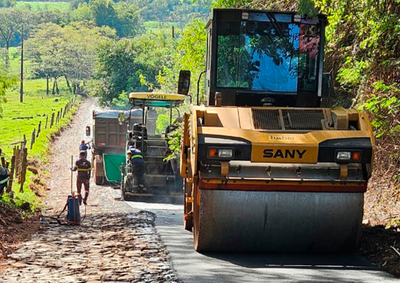 Investimento de R$ 5,8 milh&otilde;es alcan&ccedil;a nove trechos rurais e soma cerca de 77 mil metros quadrados de pavimenta&ccedil;&atilde;o