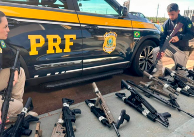 Um total de 25 fuzis, 16 pistolas, 5.048 muni&ccedil;&otilde;es e 127 carregadores foram apreendidos pela Pol&iacute;cia Rodovi&aacute;ria Federal (PRF) na tarde desta quarta-feira