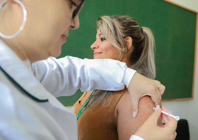 Embora a vacina esteja dispon&iacute;vel para toda a popula&ccedil;&atilde;o, idosos e crian&ccedil;as continuam sendo prioridade e devem procurar as unidades de sa&uacute;de o quanto antes