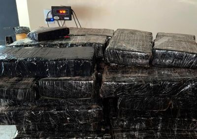 Ao perceber a aproxima&ccedil;&atilde;o das equipes policiais, o condutor atracou a embarca&ccedil;&atilde;o em uma &aacute;rea de mata na margem brasileira e empreendeu fuga a p&eacute;