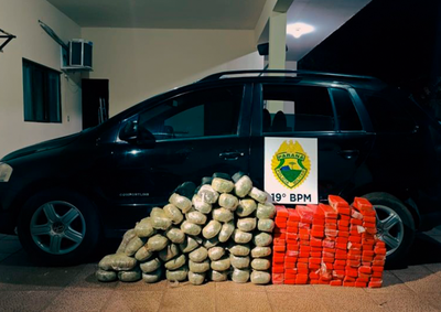 Durante a vistoria no ve&iacute;culo, os policiais encontraram diversos fardos de maconha, que totalizaram aproximadamente 119 quilos, al&eacute;m de um aparelho celular