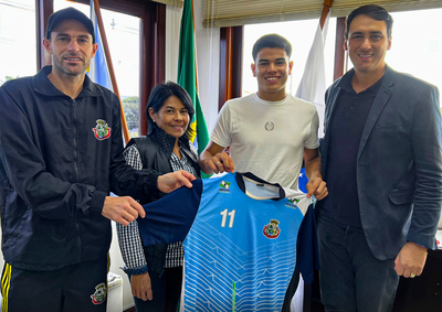 Axel Villalba Gavilan foi recebido pelo prefeito antes de seguir para integrar a equipe sub-18 do Jinju em n&iacute;vel profissional