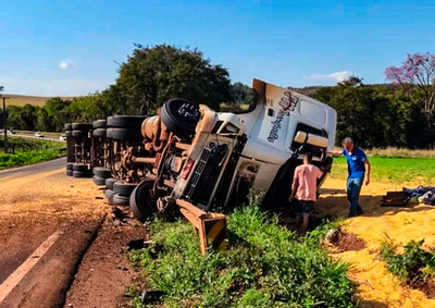 Condutores sofreram ferimentos leves, foram atendidos pelo Corpo de Bombeiros e recusaram encaminhamento para atendimento m&eacute;dico