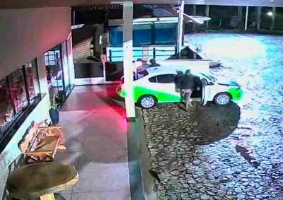 Suspeitos quebraram a porta de vidro do estabelecimento e invadiram o local