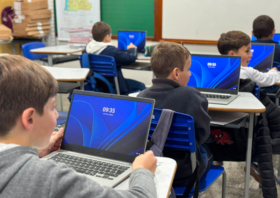 O conjunto inclui 30 Chromebooks, 30 headsets, um carrinho para armazenamento, recarga e transporte dos dispositivos e um ponto de acesso Wi-Fi gerenciado