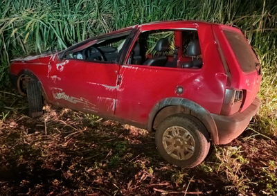 Carro capotou ap&oacute;s sa&iacute;da de pista em uma curva. Motorista foi socorrido pelo Samu e levado ao hospital para avalia&ccedil;&atilde;o m&eacute;dica