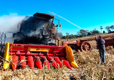 M&aacute;quina agr&iacute;cola, uma New Holland TC57, realizava a colheita de milho quando o fogo come&ccedil;ou nas proximidades da cabine