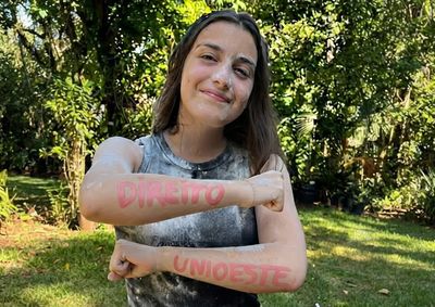 Ela seguia com a m&atilde;e e a av&oacute; para Marechal C&acirc;ndido Rondon quando o carro aquaplanou e atingiu uma &aacute;rvore &agrave;s margens da rodovia