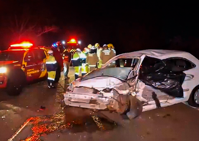 Pelas imagens, &eacute; poss&iacute;vel medir a viol&ecirc;ncia do impacto. O carro ficou destru&iacute;do, e o motorista, de aproximadamente 27 anos, morreu no local