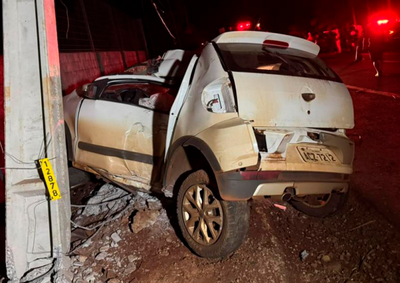 Ve&iacute;culo saiu da pista e atingiu a estrutura de concreto; adolescente de 17 anos foi socorrido e encaminhado para um hospital 