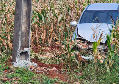 O impacto da colis&atilde;o foi t&atilde;o forte que o poste foi arrancado de sua base, permanecendo sustentado apenas pelos cabos de alta tens&atilde;o