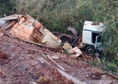 Apesar da altura da queda, o caminh&atilde;o parou na posi&ccedil;&atilde;o normal. Com o impacto, parte dos tanques se soltou e ficou espalhada sobre a pista