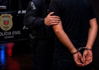 Ap&oacute;s os procedimentos legais, o investigado foi encaminhado &agrave; Cadeia P&uacute;blica de Foz do Igua&ccedil;u, onde permanece &agrave; disposi&ccedil;&atilde;o da Justi&ccedil;a