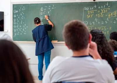 Sele&ccedil;&atilde;o oferece oportunidades na rede estadual, com sal&aacute;rios de at&eacute; R$ 6,9 mil e possibilidade de escolha de munic&iacute;pios do mesmo NRE