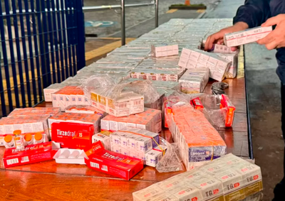 Durante a vistoria, os agentes localizaram um fundo falso nas longarinas do ve&iacute;culo, onde estavam escondidas as mais de cinco mil ampolas dos medicamentos